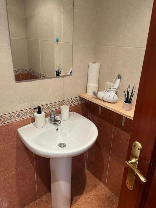 Acogedor Y Soleado Apartamento Recien Amueblado En Gijón Esterno foto
