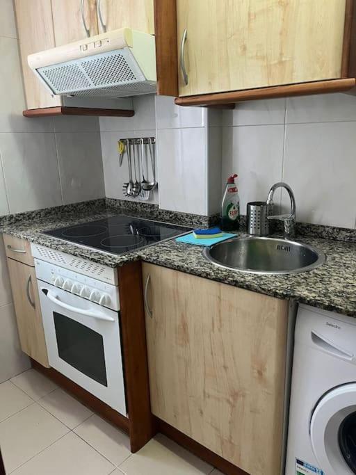 Acogedor Y Soleado Apartamento Recien Amueblado En Gijón Esterno foto